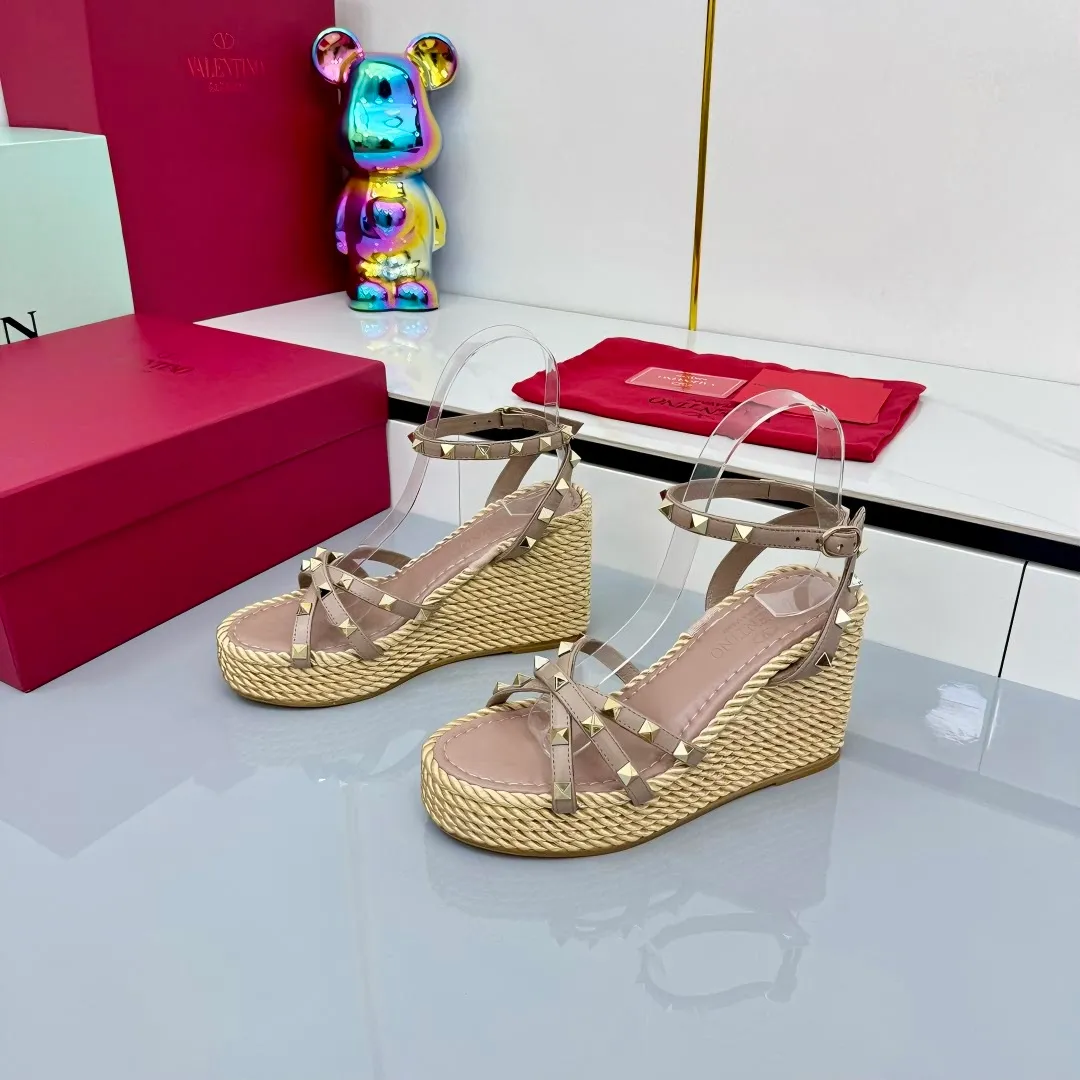 👟👟Ex-factory price 580👟👟 Valentino's new high-version riveted hemp rope woven wedge sandals. Simple and super versatile. Perfect and luxurious on the feet, they can be matched with any spring and summer clothes. The feet feel even more comfortable! The material is a perfect replica of the original version. The original buckle is disassembled and molded. Cowhide surface. Cowhide lining. Electroplated rivet buckle. Original non-slip rubber outsole. Three colors available! The gold heel is about 10cm high. The forefoot platform is about 4cm. It comes with original packaging from the counter! SIZE: 35--40 (41 can be customized)